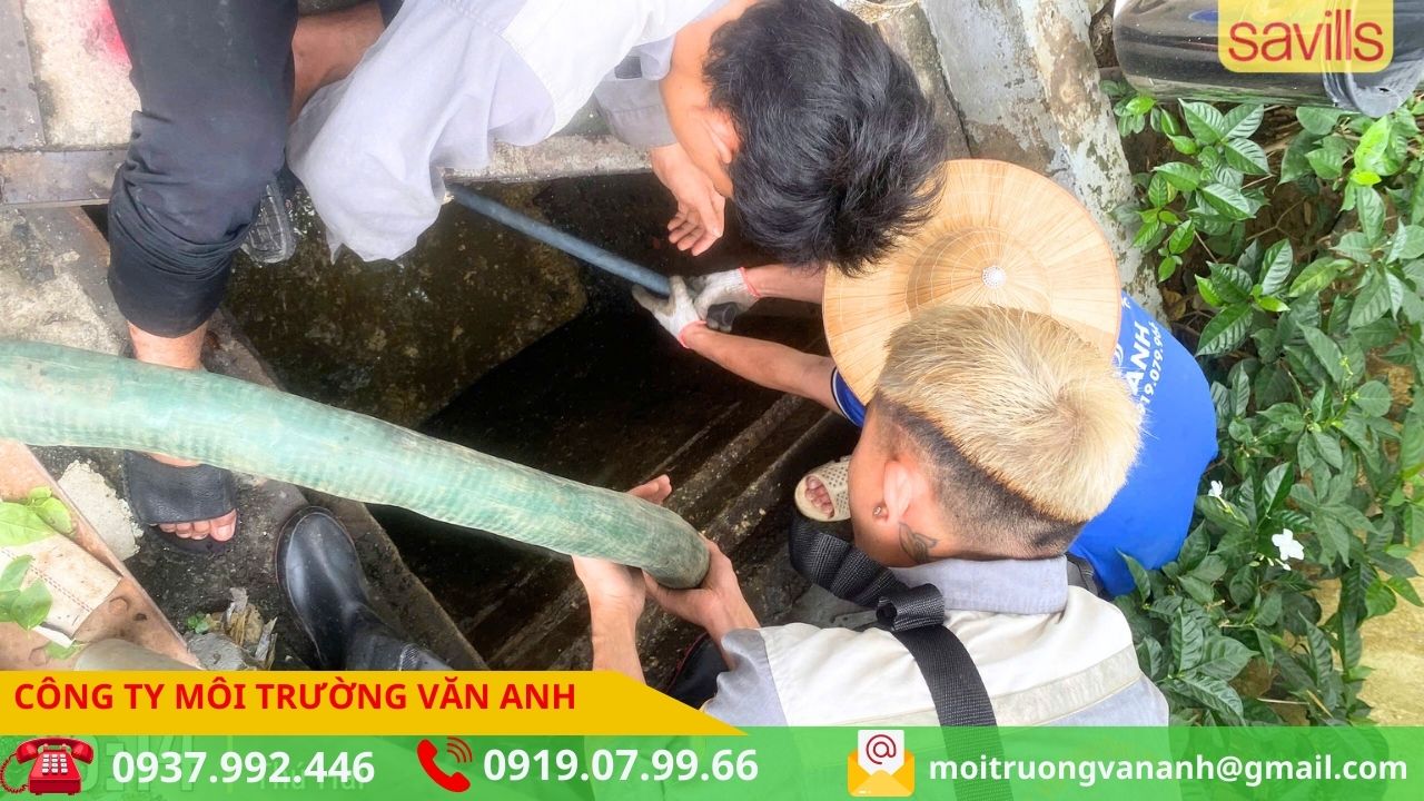 Nhân viên hút hầm cầu chuyên nghiệp